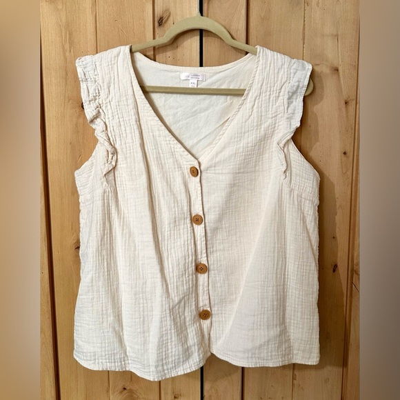 Cream Sleeveless Button-Down Top - Picture 2 of 6
